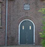 De hoofdingang van de kerk, bescheiden van vorm.
<br/>
Richard Keijzer, 2014-10-27